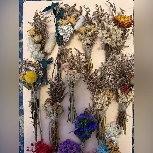 Assorted Dried Flower Bouquets. 15 mini flower arrangements - Picture 4 of 10